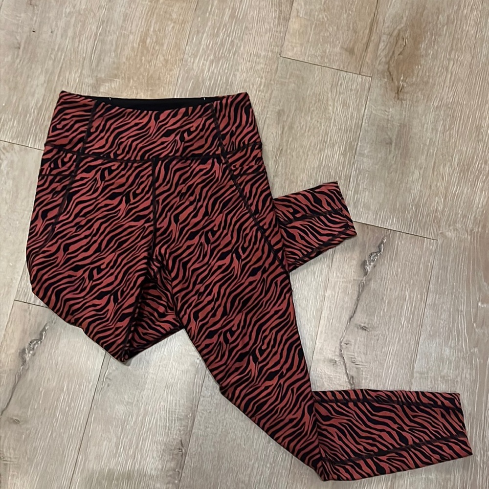 Victoria’s Secret tiger print leggings, S
